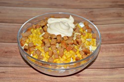 Салат с кириешками и копченой колбасой