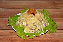 Салат с кириешками и копченой колбасой