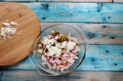 название картинки Салат с фасолью, кириешками и колбасой