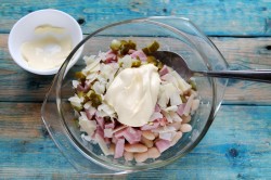 название картинки Салат с фасолью, кириешками и колбасой