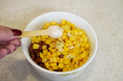 Салат с кириешками кукурузой и фасолью