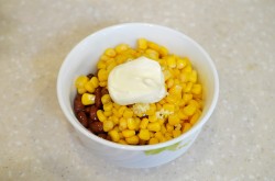 Салат с кириешками кукурузой и фасолью