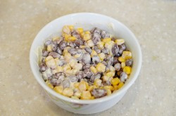 Салат с кириешками кукурузой и фасолью