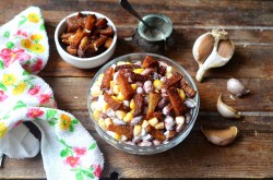 Салат с кириешками кукурузой и фасолью