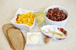 Салат с кириешками кукурузой и фасолью