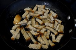 Салат с кириешками кукурузой и фасолью