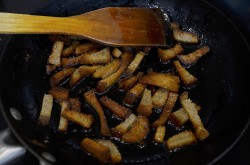 Салат с кириешками кукурузой и фасолью