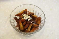 Салат с кириешками кукурузой и фасолью