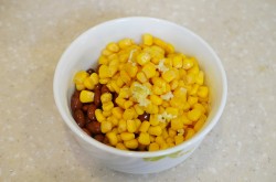 Салат с кириешками кукурузой и фасолью