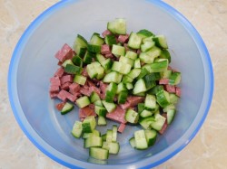 название картинки Салат с колбасой и свежими огурцами
