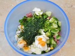 название картинки Салат с колбасой и свежими огурцами