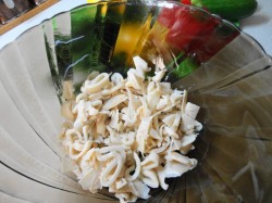 Салат с консервированными кальмарами и пекинской капустой - шаг 2 Салат с консервированными кальмарами и пекинской капустой - шаг 2