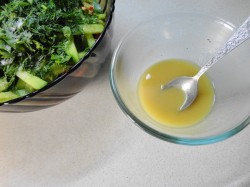 Салат с консервированными кальмарами и пекинской капустой - шаг 6 Салат с консервированными кальмарами и пекинской капустой - шаг 6