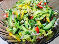 Салат с консервированными кальмарами и пекинской капустой - шаг 8 Салат с консервированными кальмарами и пекинской капустой - шаг 8