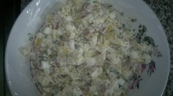 Салат с картошкой и консервированными кальмарами