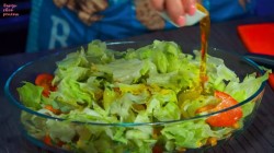 название картинки Салат с консервированным тунцом, кукурузой и яйцом