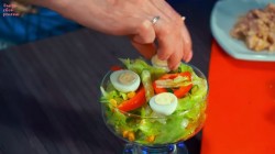 название картинки Салат с консервированным тунцом, кукурузой и яйцом