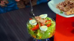 название картинки Салат с консервированным тунцом, кукурузой и яйцом