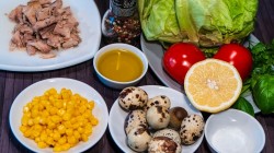 название картинки Салат с консервированным тунцом, кукурузой и яйцом