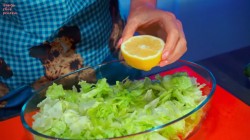 название картинки Салат с консервированным тунцом, кукурузой и яйцом