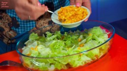 название картинки Салат с консервированным тунцом, кукурузой и яйцом