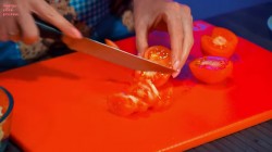 название картинки Салат с консервированным тунцом, кукурузой и яйцом