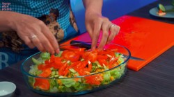 название картинки Салат с консервированным тунцом, кукурузой и яйцом