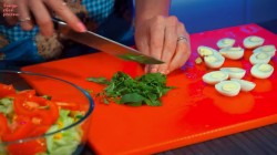 название картинки Салат с консервированным тунцом, кукурузой и яйцом