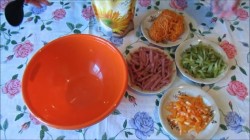 Салат с копченой колбасой и морковью по-корейски