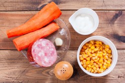 название картинки Салат с копченой колбасой и морковью