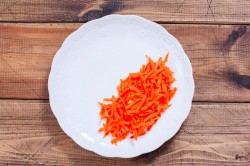 название картинки Салат с копченой колбасой и морковью