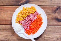 название картинки Салат с копченой колбасой и морковью