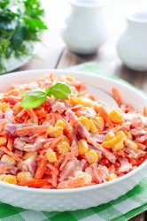 название картинки Салат с копченой колбасой и морковью