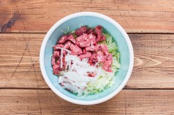 Салат с копченой колбасой и свежим огурцом