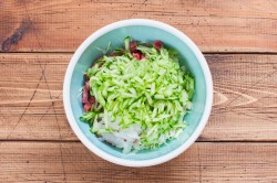 Салат с копченой колбасой и свежим огурцом