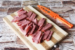 Салат с копченой колбасой и сыром