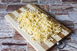 Салат с копченой колбасой и сыром