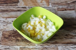 Салат с копченой колбасой и сыром