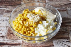 Салат с копченой колбасой и сыром