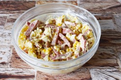 Салат с копченой колбасой и сыром