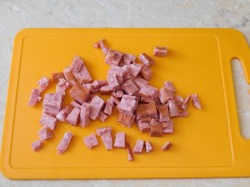 название картинки Салат с копченой колбасой кукурузой и капустой