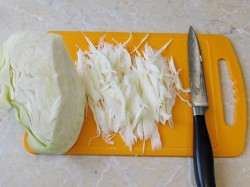 название картинки Салат с копченой колбасой кукурузой и капустой
