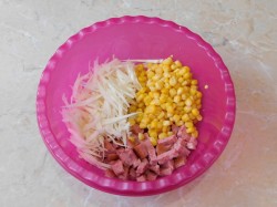 название картинки Салат с копченой колбасой кукурузой и капустой