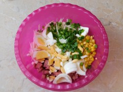 название картинки Салат с копченой колбасой кукурузой и капустой