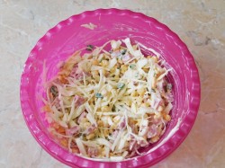 название картинки Салат с копченой колбасой кукурузой и капустой