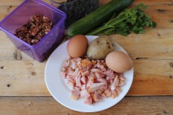 Салат с копченой курицей и черносливом