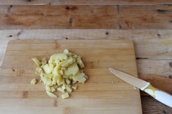 Салат с копченой курицей и черносливом