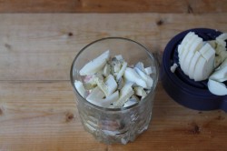 Салат с копченой курицей и черносливом