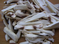 название картинки Салат с копченой курицей и грибами шампиньонами