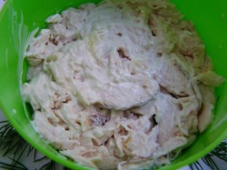 название картинки Салат с копченой курицей и грибами шампиньонами